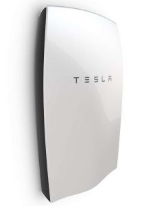 batterie Tesla Powerwall pour stocker de l'énergie fournie par les panneaux solaires