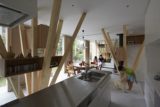 Pièce de vie avec des colonnes bois étagères - Y-House par Kensuke Watanabe - Kamakura, Japon