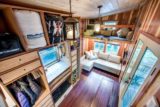 entrée et salon - Basecamp tiny house par Backcountry Tiny Homes - Usa