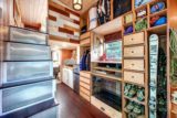 rangement et escalier - Basecamp tiny house par Backcountry Tiny Homes - Usa