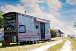 ipsy Mermaid tiny house par Robert and Rebekah Sofia - Usa