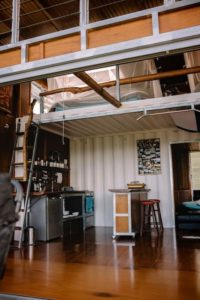 cuisine et chambre à l'étage - Kin Kin Container House - Queensland - Australie