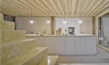 escalier et cuisine - Maison Moser par architectes Madritsch et Pfurtscheller - Autriche