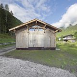 vue extérieure grange fermée - Maison Moser par architectes Madritsch et Pfurtscheller - Autriche