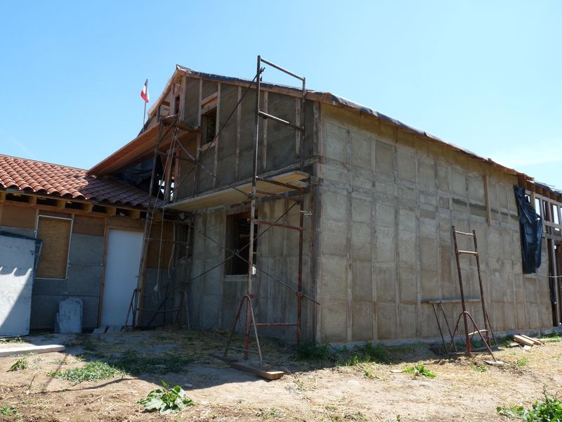 Construction cabane autonome bois et paille en Auvergne