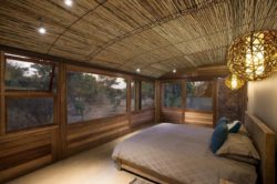 Chambre et grande ouvertures vitrées - maison-pierres-bois par Earthworld Architects - Pretoria, Afrique du Sud