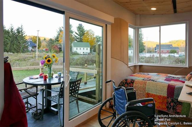 Chambre & grande porte vitrée accès terssase - Weel-Pad par LineSync Architecture - Vermont, USA