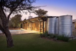Citerne recueil d'eau et façade terrasse illuminée - maison-pierres-bois par Earthworld Architects - Pretoria, Afrique du Sud