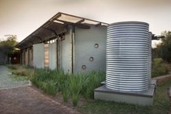 Citerne recueil eau de pluie - maison-pierres-bois par Earthworld Architects - Pretoria, Afrique du Sud