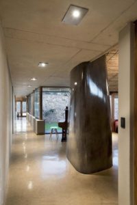 Couloir intérieur - maison-pierres-bois par Earthworld Architects - Pretoria, Afrique du Sud