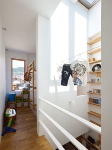 Couloir étage supérieur - tiny-house par Fujiwaramuro-Architects - Kobe - Japon