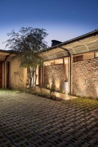 Cour en pavés - maison-pierres-bois par Earthworld Architects - Pretoria, Afrique du Sud