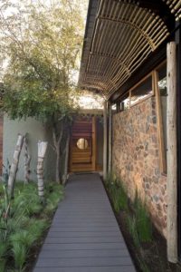 Entrée allée en bois - maison-pierres-bois par Earthworld Architects - Pretoria, Afrique du Sud