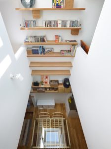 Etagère rangement & vue panoramique séjour - tiny-house par Fujiwaramuro-Architects - Kobe - Japon