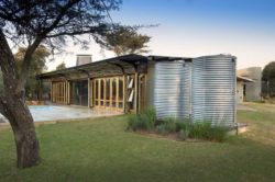 Façade jardin et citerne recueil d'eau - maison-pierres-bois par Earthworld Architects - Pretoria, Afrique du Sud