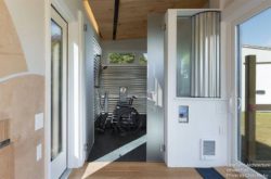 Grande porte entrée et salle de bains ouverte - Weel-Pad par LineSync Architecture - Vermont, USA