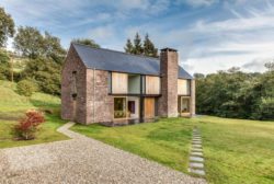 Jardin & façade principale - The-Nook par Hall+Bednarczyk - Monmouthshire - Nouvelle-Zelande