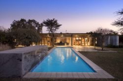 Piscine - maison-pierres-bois par Earthworld Architects - Pretoria, Afrique du Sud