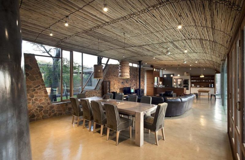 Pièce de vie et plafond en épines d'acacias- maison-pierres-bois par Earthworld Architects - Pretoria, Afrique du Sud