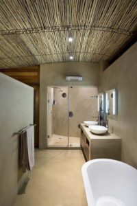 Salle de bains et plafond en épines d'acacias - maison-pierres-bois par Earthworld Architects - Pretoria, Afrique du Sud