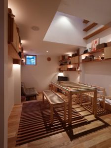 Séjour & petit salon - tiny-house par Fujiwaramuro-Architects - Kobe - Japon