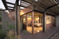 Vue chambre et façade terrasse bois - maison-pierres-bois par Earthworld Architects - Pretoria, Afrique du Sud