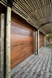 façade extérieure en bois - maison-pierres-bois par Earthworld Architects - Pretoria, Afrique du Sud