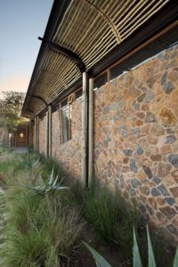 façade mur en pierres - maison-pierres-bois par Earthworld Architects - Pretoria, Afrique du Sud