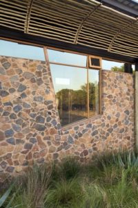 mur en pierres - maison-pierres-bois par Earthworld Architects - Pretoria, Afrique du Sud