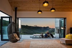 pièce de vie - Back Country house par David Maurice de LTD Architectura - Puhoi bush - Nouvelle Zélande