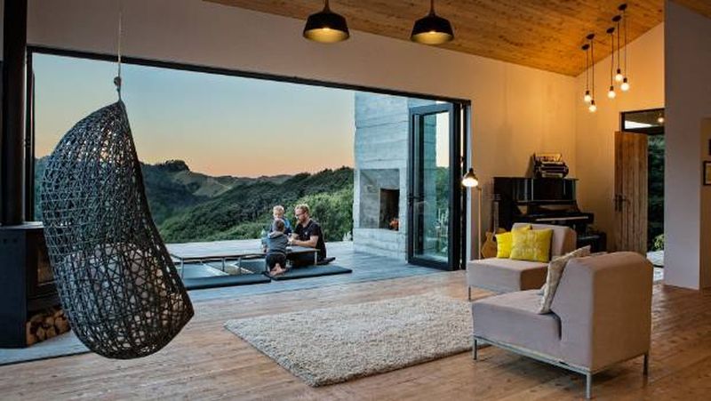 pièce de vie et terrasse - Back Country house par David Maurice de LTD Architectura - Puhoi bush - Nouvelle Zélande