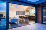 pièce de vie & grande baie vitrée coulissante - ferndale-home par ADarchitecture - Nouvelle-Zelande