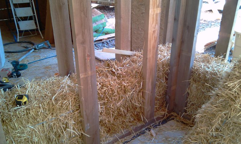 Construction cabane autonome bois et paille en Auvergne