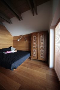 Chambre avec revêtement en bois - Alpine-hut par OFIS-arhitekti - Stara Fuzina, Slovenie