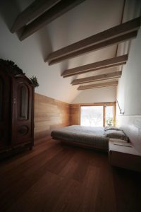 Chambre et revêtement sol en bois - Alpine-hut par OFIS-arhitekti - Stara Fuzina, Slovenie