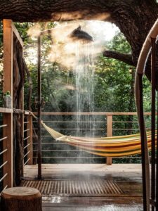 Douche extérieur et vue paysage - Woodman-Treehouse par Mallinson-BEaM-studio - Angleterre