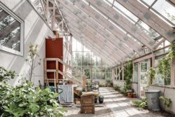 Grande terrasse bois avec jardin intérieur -Solar-powered par Eklund Stockholm - Goteborg, Suede