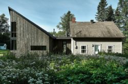 Vue d'ensemble et jardin-Les soeurs par Anik Péloquin architecte - La Malbaie - Canada