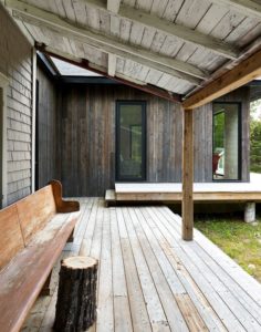 terrasse et longue chaise bois -Les soeurs par Anik Péloquin architecte - La Malbaie - Canada