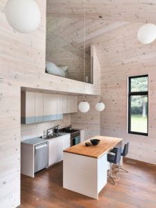 Espace ilot central de cuisine avec deco Les soeurs par Anik Péloquin architecte - La Malbaie - Canada