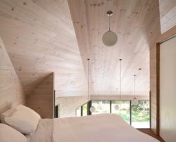 chambre et ouverture vitree Les soeurs par Anik Péloquin architecte - La Malbaie - Canada