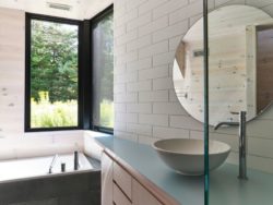 Salle de bains - Les soeurs par Anik Péloquin architecte - La Malbaie - Canada