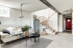 Salon et escalier - Solar-powered house par Eklund Stockholm - Goteborg, Suede