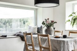 Séjour et grande baie vitrée - Solar-powered house par Eklund Stockholm - Goteborg, Suede