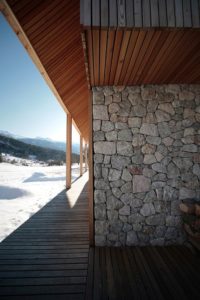 Terrasse bois et mur en pierres - Alpine-hut par OFIS-arhitekti - Stara Fuzina, Slovenie