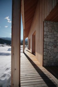 Terrasse et poutre en bois - Alpine-hut par OFIS-arhitekti - Stara Fuzina, Slovenie