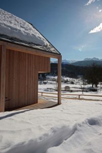 toit en pente en période hivernale - Alpine-hut par OFIS-arhitekti - Stara Fuzina, Slovenie