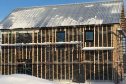 Assemblage toiture et façade bois - Springhouse par Sarah Cobb - William Murray - Abercorn, Quebec