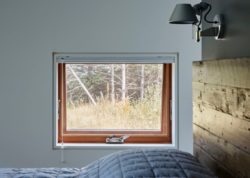 Baie vitrée chambre - Lockeport-Beach-House par Nova Tayona Architects - Nouvelle-Ecosse, Canada © Janet Kimber