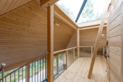 Balcon intérieur - Pyramid-House par VOID-Architecture - Sysma, Finlande © Timo Laaksonen